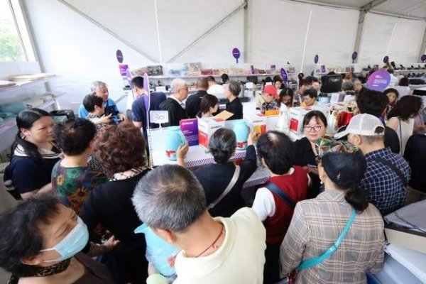 股市开户网上开户流程 现场依旧人山人海！环球港出口商品展销会今日升级转场，场地扩容、商品品类扩容